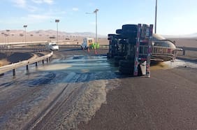 Accidente de tránsito en Antofagasta mantiene cerrado el acceso a la Ruta 5: camión con carga peligrosa volcó en la autopista