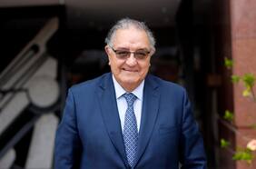 La contradicción de Huenchumilla y su esposa notaria: se inhabilitó de la reforma a los notarios en sala, pero la votó en comisión