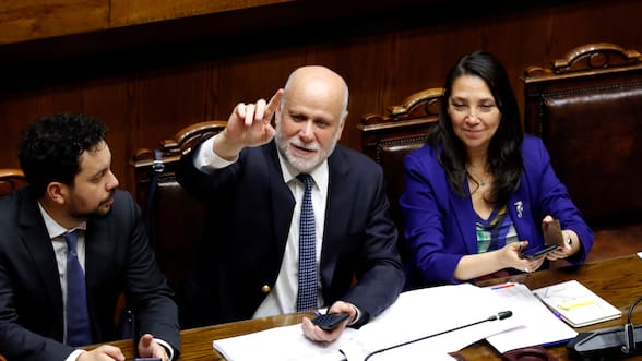 La Moneda activa último intento por salvar su reforma política