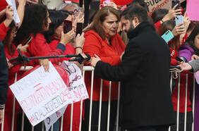 Boric sale de La Moneda ante protestas de matronas y este fue el diálogo con las dirigentas