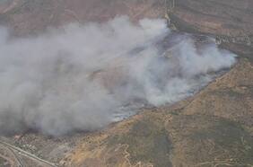 Alerta roja en Pudahuel por incendio forestal de “alta intensidad” en Cuesta Lo Prado que amenaza a viviendas