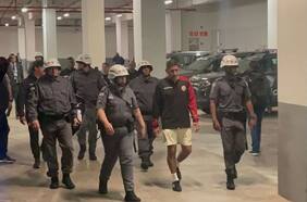 Escándalo en Brasil: las crudas imágenes de la detención al preparador físico de Universitario de Perú por actos racistas en el duelo contra Corinthians