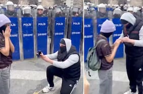 Amor encapuchado: joven propone matrimonio a su novia en plena protesta en Turquía