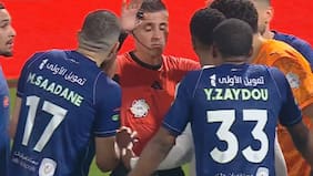 Ahora suma una polémica en Arabia Saudita: Cristián Garay cobra penal y luego lo anula tras revisar el VAR