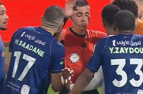 Ahora suma una polémica en Arabia Saudita: Cristián Garay cobra penal y luego lo anula tras revisar el VAR