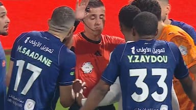 Ahora suma una polémica en Arabia Saudita: Cristián Garay cobra penal y luego lo anula tras revisar el VAR