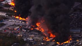 Captan el momento exacto en que avión de carga se estrella tras despegar en Kentucky: al menos tres muertos y 11 heridos