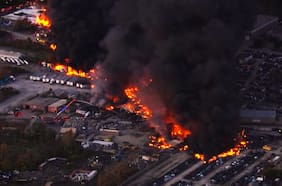 Captan el momento exacto en que avión de carga se estrella tras despegar en Kentucky: al menos tres muertos y 11 heridos