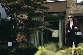 Emma Stone se rapa en el trailer de Bugonia, su nueva cinta con Yorgos Lanthimos