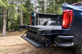 Lo bueno se copia: la Chevrolet Silverado adoptará el portalón inteligente de su hermana GMC Sierra