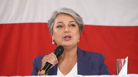 Jeannette Jara afirma que si no existiera la ley antidíscolos ya habría suspendido su militancia en el PC