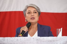 Jeannette Jara afirma que si no existiera la ley antidíscolos ya habría suspendido su militancia en el PC