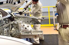 México reanudará la próxima semana el sector automotor