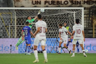La atajada de Castellón que mantuvo a la U con vida ante Lanús.