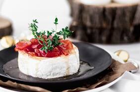 Brie al horno con mermelada de tomate cherry