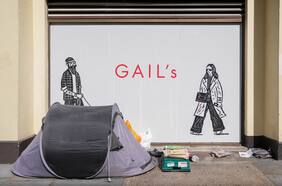 Premier británico enfrenta revuelta conservadora por planes de criminalizar a las personas en situación de calle