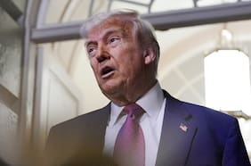 Trump solicita liberar transcripciones judiciales del caso Epstein y rechaza veracidad de carta que habría enviado al magnate