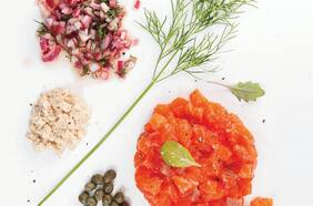 Tártaro de salmón con rábano picante, alcaparras, cebolla morada y eneldo