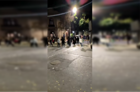 Segunda noche consecutiva: grupo de personas se manifiesta en el barrio Yungay tras denuncia de secuestro y agresión sexual contra escolar