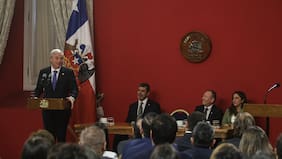 Primer informe de auditoría al Estado arroja que más de 2.500 funcionarios se incorporaron a plantas de servicios durante últimos meses de gobierno de Boric