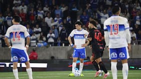 “Dirigente, la con...”: hinchas de la UC se manifiestan contra Cruzados en la goleada sufrida frente a Estudiantes