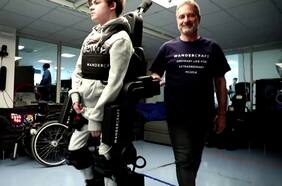 Padre construye un exoesqueleto para ayudar a caminar a su hijo con discapacidad.