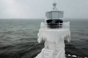 Sorprendentes heladas congelan faro del Lago Michigan