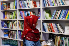 Activistas abren una biblioteca femenina para brindar un espacio de educación en Afganistán
