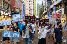 Medio centenar de activistas y exdiputados hongkoneses arrestados por organizar las primarias opositoras