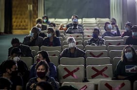 Aforo limitado, horario diurno y butacas separadas: así será volver a las salas de cine en Chile