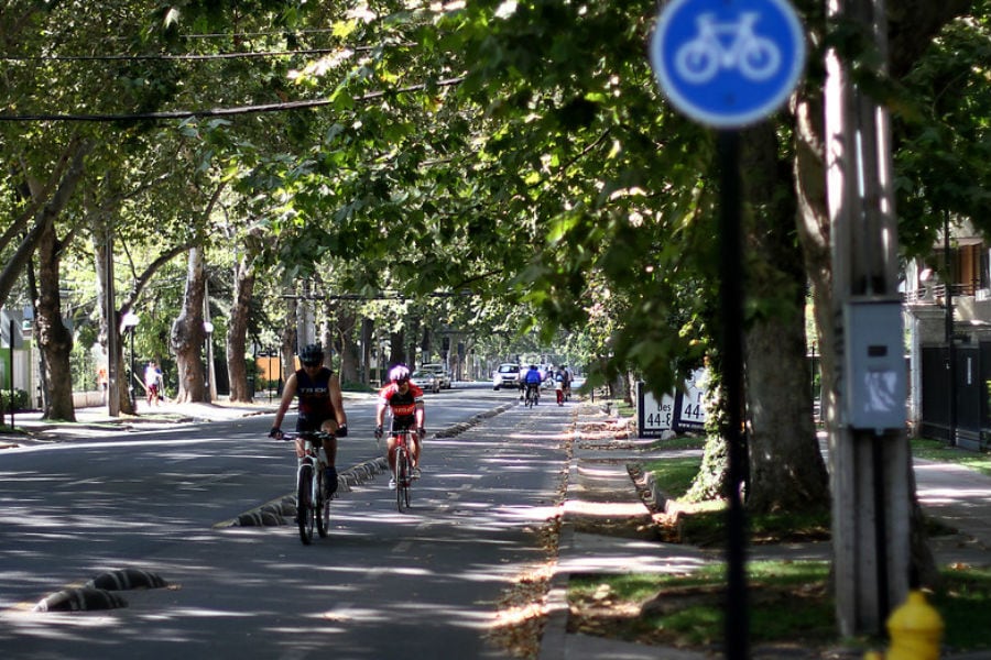 Radiografía del ciclista urbano: santiaguinos pedalean en promedio 25 minutos y Providencia concentra los viajes