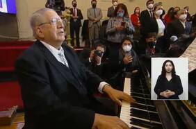 El momento en que el “Tío” Valentín Trujillo cierra la ceremonia tocando el himno nacional