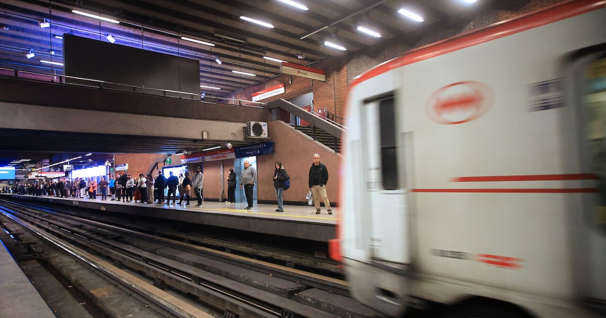 Mulet pide citar a ejecutivos de Metro por fallas técnicas en servicio: empresa se defiende y afirma que “han disminuido notablemente”