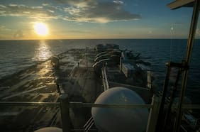 EE.UU. despliega al buque USS Tripoli con 3.500 marinos en medio de guerra contra Irán