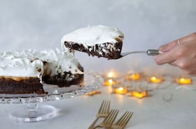 Torta de brownie, manjar y merengue