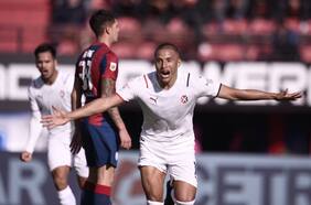 Sonríe Gustavo Quinteros: Leandro Benegas llega a Chile para firmar por Colo Colo
