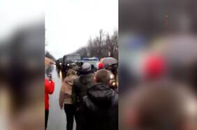Civiles se enfrentan a militares rusos en Melitopol