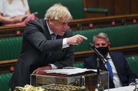 El “escándalo del papel mural” y sus dichos sobre la pandemia: Boris Johnson en tela de juicio a una semana de elecciones locales