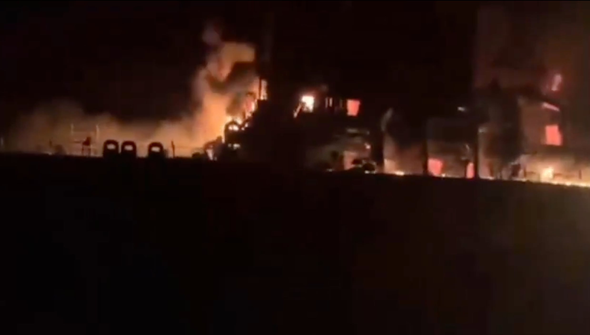Explota un superpetrolero tras chocar con una mina naval en el estrecho de Ormuz