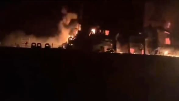 Explota un superpetrolero tras chocar con una mina naval en el estrecho de Ormuz
