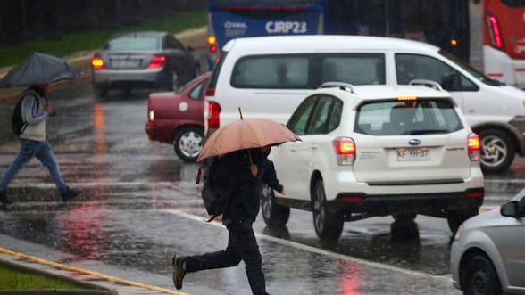 Vuelve la lluvia a Santiago: anticipan hasta cinco días de precipitaciones, según el pronóstico