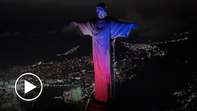 El Cristo Redentor se ilumina en homenaje a nuestras Fiestas Patrias