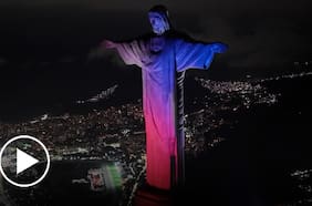 El Cristo Redentor se ilumina en homenaje a nuestras Fiestas Patrias