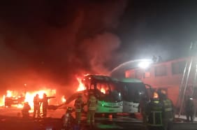 Incendio en aparcadero deja 15 buses dañados en Estación Central