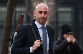 Fiscalía española pide nulidad del juicio a Rubiales por agresión sexual a Jenni Hermoso y exige repetirlo