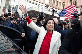 La presidenta de Georgia se suma a los manifestantes tras repudiar el traspaso de poderes de este domingo