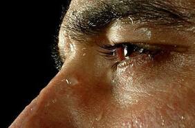 Como si tuviera cuchillas de afeitar en la garganta y “salvajes” sudores nocturnos: estos son dos de los síntomas que describió un paciente con “Flurona”