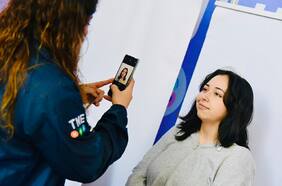 Cómo tomarse la foto para sacar la Tarjeta Nacional Estudiantil (TNE)