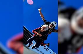 Mujer de 95 años salta en paracaídas a 4 mil metros de altura