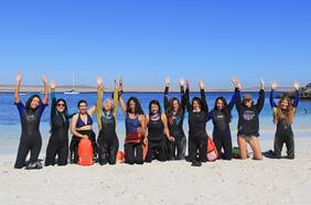 Mujeres que nadan juntas en el mar